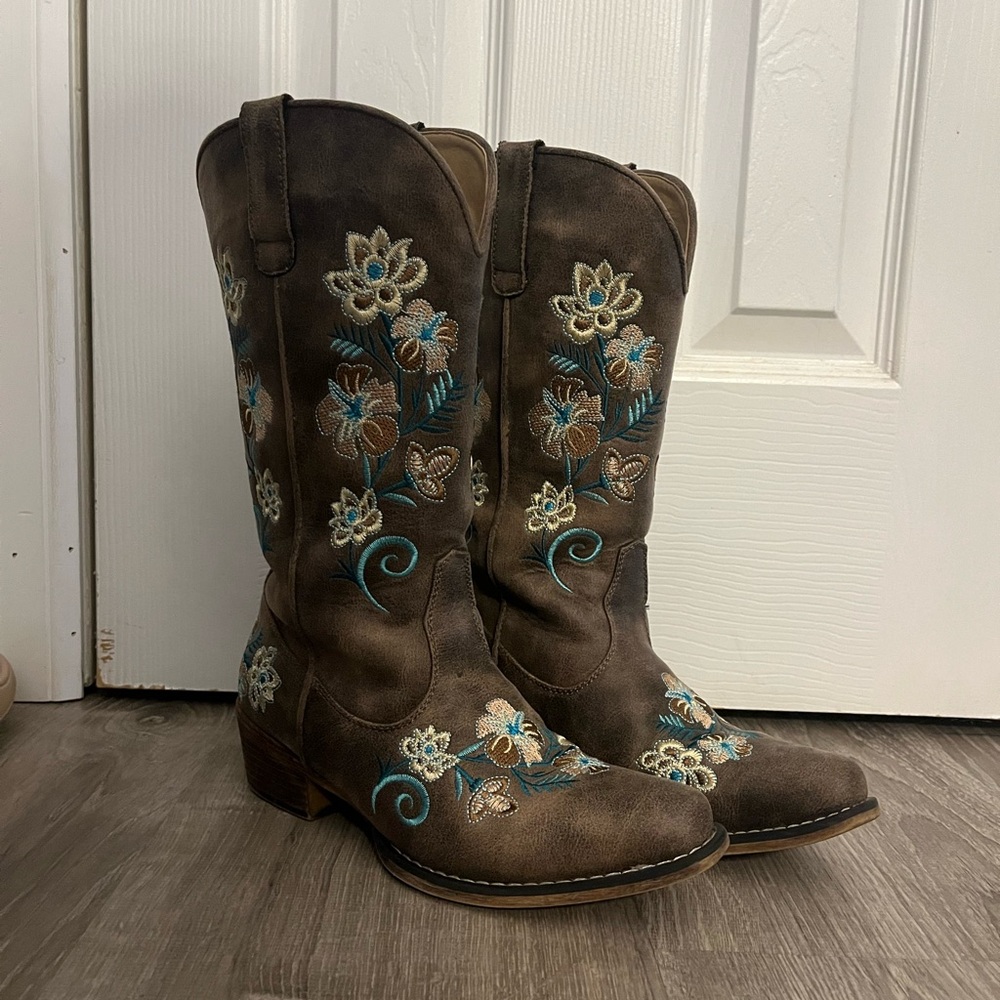 Embroidered Floral Cowboy Boots